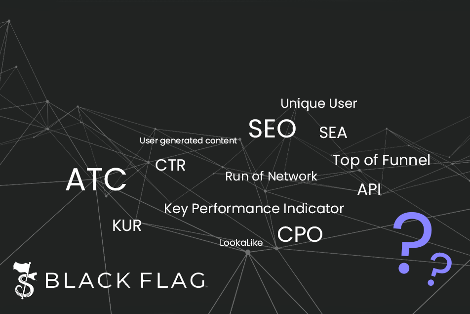Spinnennetz mit Marketing Begriffen und Abkürzen, daneben zwei lila Fragezeichen und das Black Flag Logo