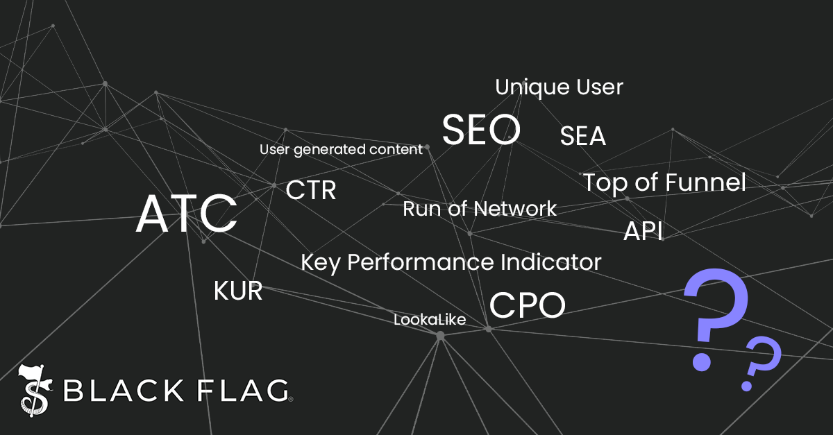 Spinnennetz mit Marketing Abkürzungen und Begriffen, daneben zwei lila Fragezeichen und das Black Flag Logo